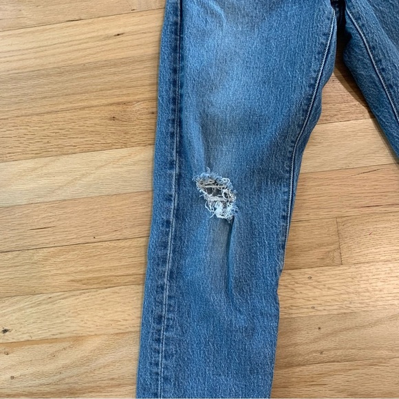 Women’s Levi’s Button Fly Ribcage Straight Leg Medium Wash Distressed Jeans 25 - Picture 3 of 14